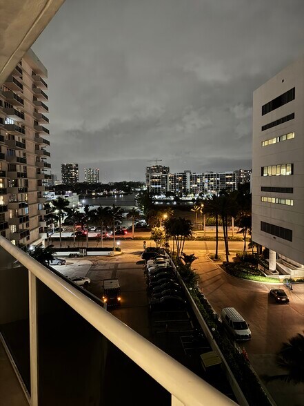 Building Photo - 3725 S Ocean Dr