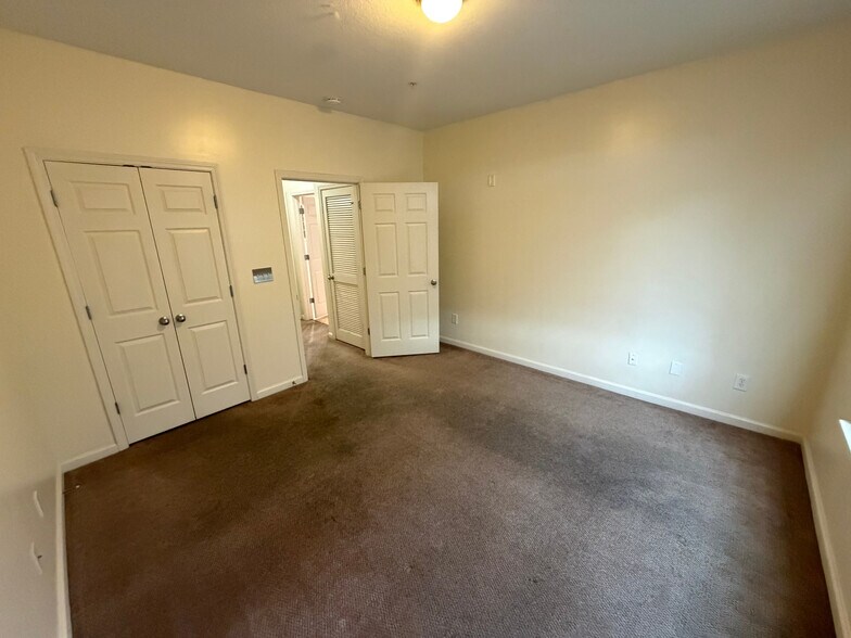 Building Photo - Room in Condo on 17th St NW