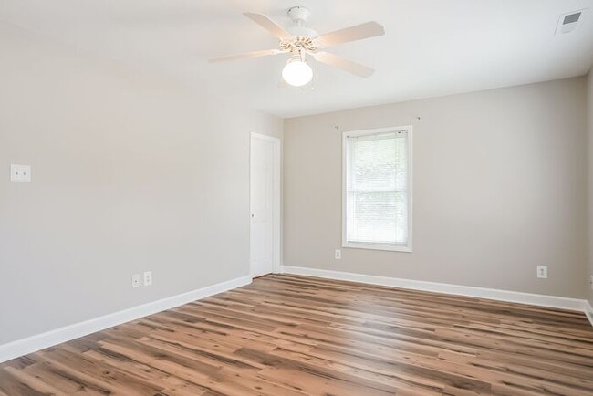 Building Photo - 3 BR/3 BA | W/D Included | SPRING SEMESTER...