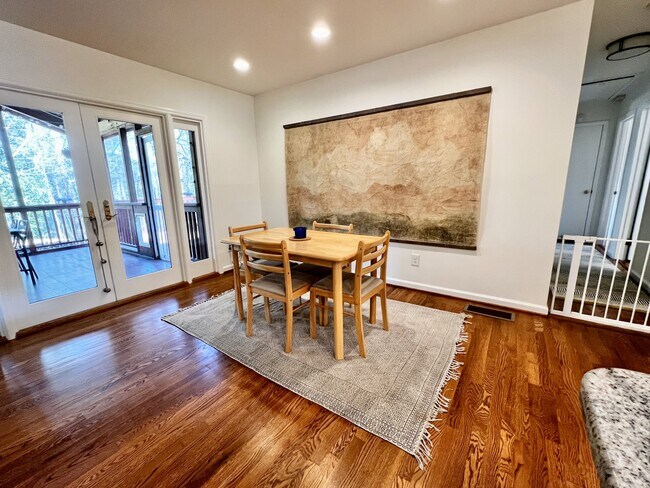 Building Photo - 2228 Meadowvale Dr NE