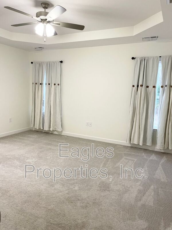 Building Photo - 300 Creeks Edge Dr