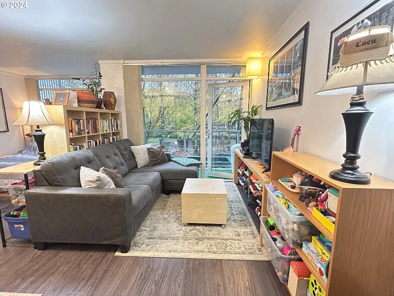 Primary Photo - 533 NE Holladay St