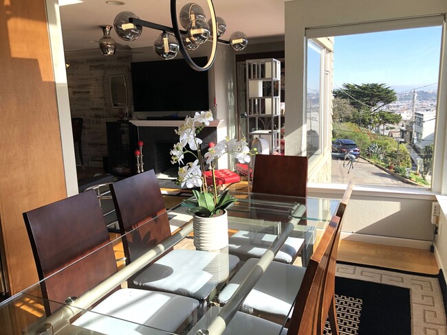 Building Photo - Elegant & Expansive Furnished 3 Bedroom/2 ...