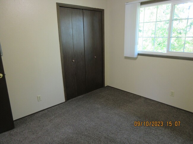 Building Photo - Spacious Triplex with washer/dryer