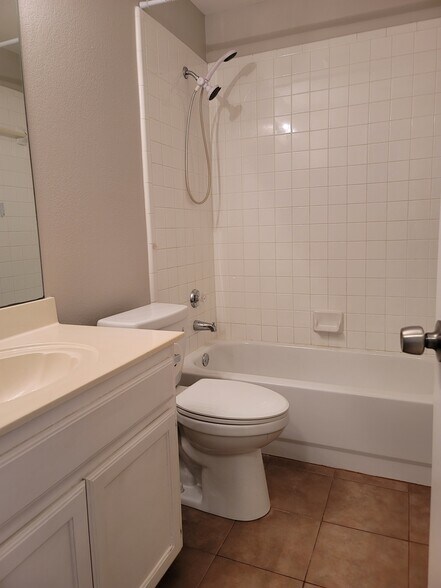 Building Photo - 703 Flagstone Way