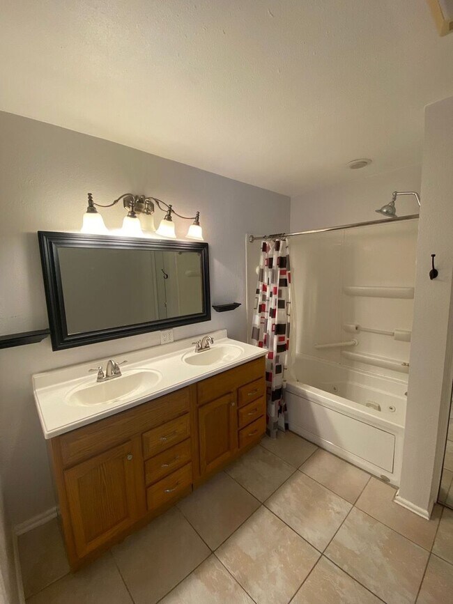 Building Photo - Beautiful 3 bedroom 2 bathroom home now available!!