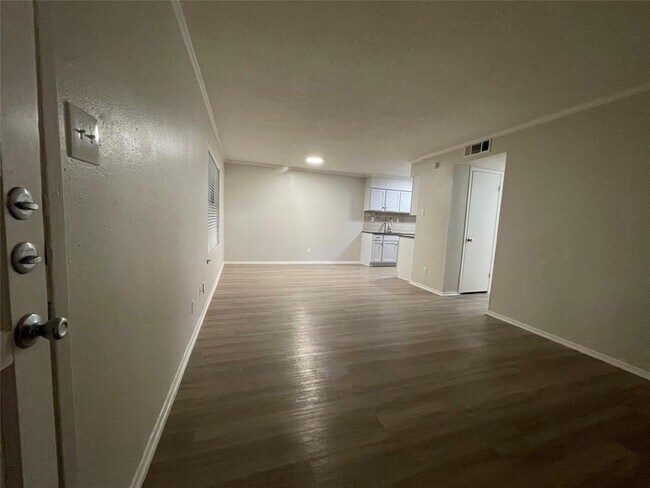 Building Photo - 2211 Lawnmont Ave
