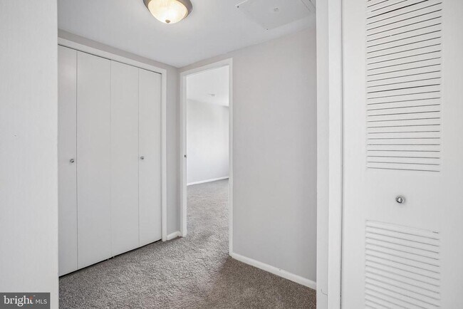 Building Photo - 5831 Quantrell Ave