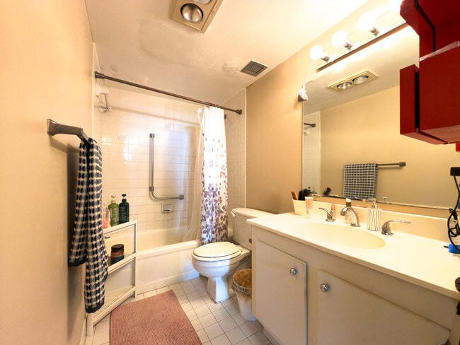 Building Photo - 919 Hillcrest Dr