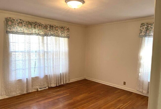 Building Photo - 3 Bed 1 Bath Brick Home - Corner Lot