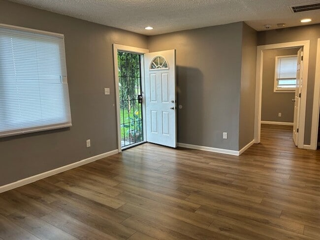 Building Photo - 3 Bedroom, 2 Bath Ranch Home w/Central Air