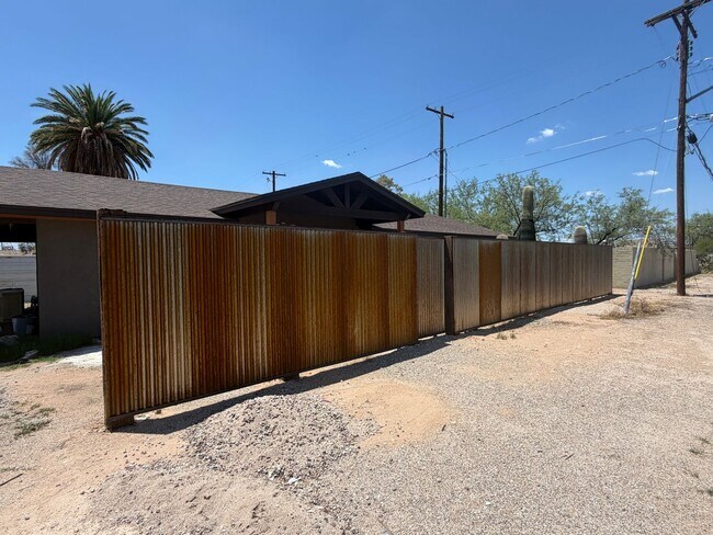 Building Photo - 3 Bedroom 2 Bath by Reid Park !