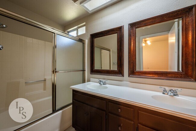 Building Photo - Move in by September 1st and get the rest of August FREE! North Fresno Villa San Marcos Apt, 2BR/...