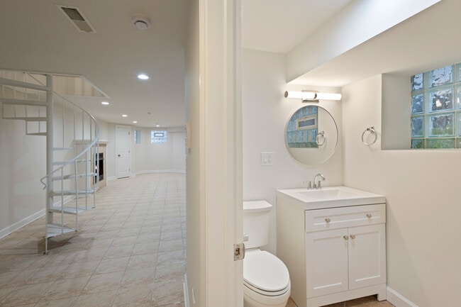 Building Photo - 6505 S Woodlawn Ave