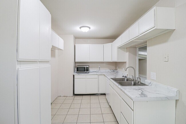 Building Photo - 3009 S Glenn Ave
