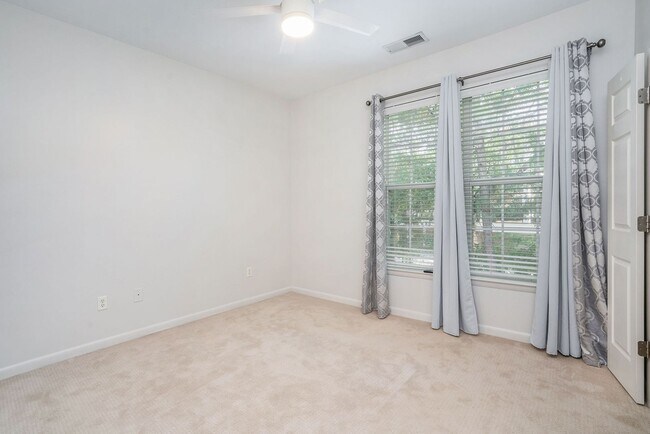 Building Photo - 2 bdrm, 2.5 bath Town Home steps away from...