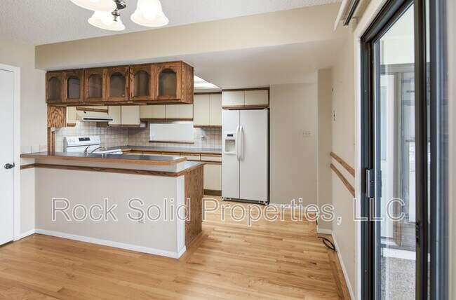 Building Photo - 5416 Meadowbrook Dr