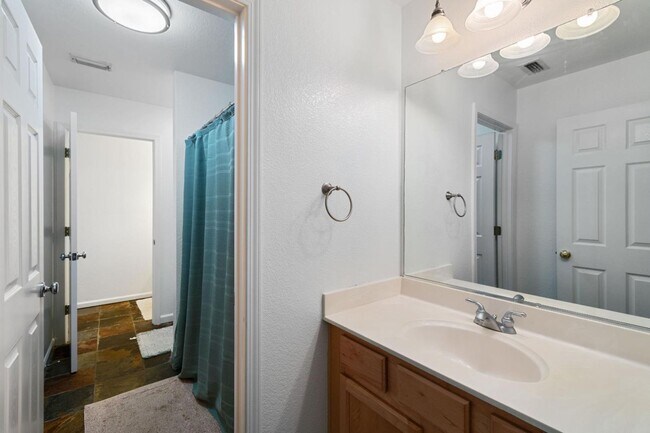 Building Photo - Beautiful Four Bedroom in Folsom