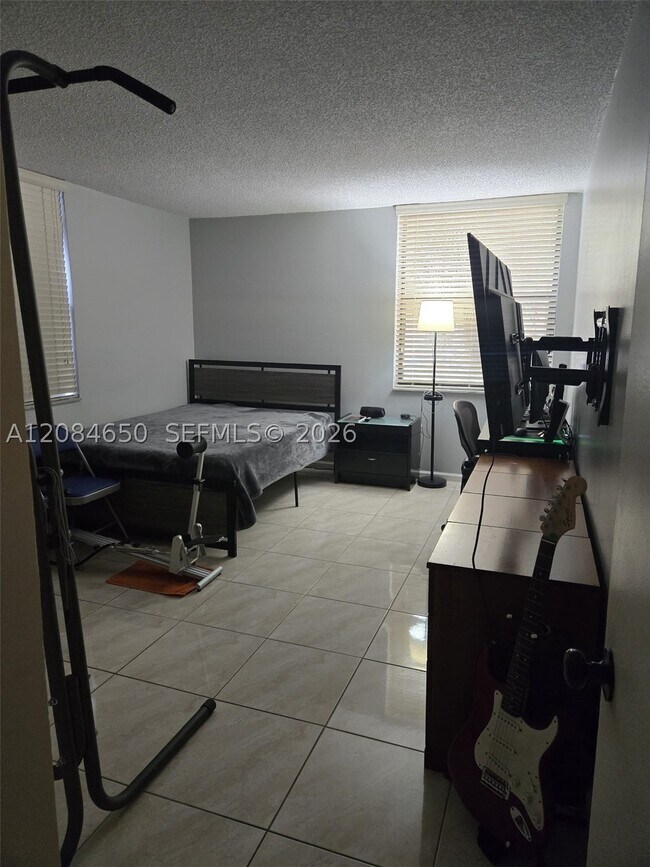Building Photo - 14321 N Kendall Dr