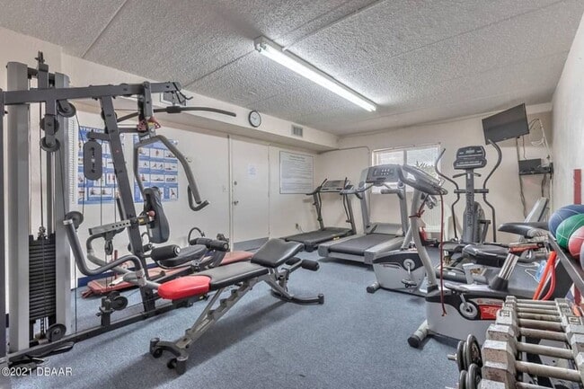 Building Photo - 2 bedroom 2 bath Direct river front.