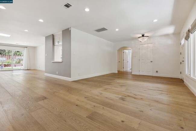 Building Photo - 125 Meadow Ln