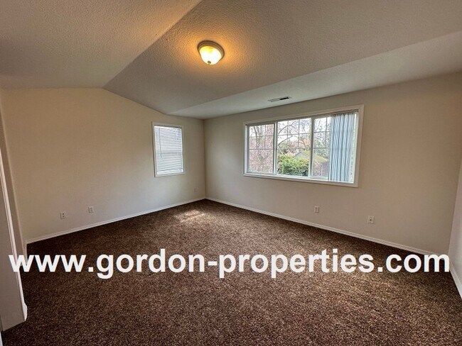 Building Photo - SE 73rd Ave - 3 bedroom townhouse in Mt Sc...