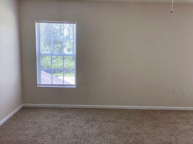 Building Photo - Large 5 Bedroom, 3 Bathroom Single Family ...