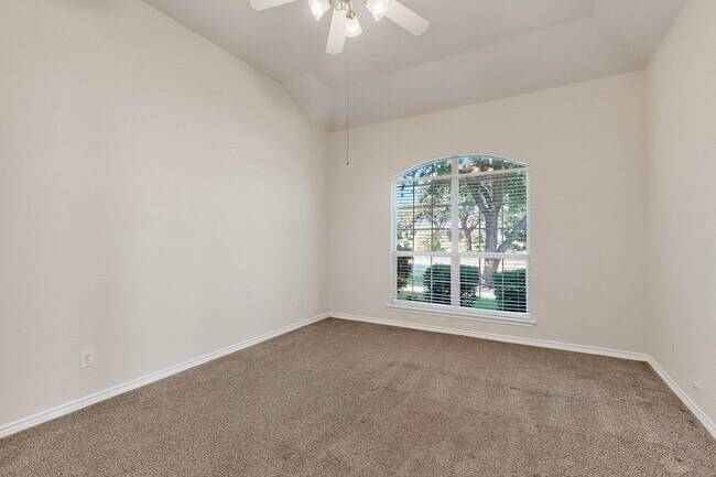 Building Photo - Spacious & Stylish Home in Quail Run-North...