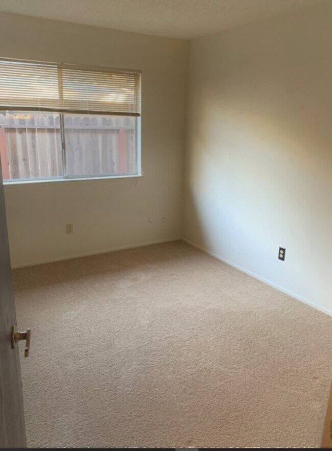 Building Photo - Fair Oaks halfplex - Available Now!