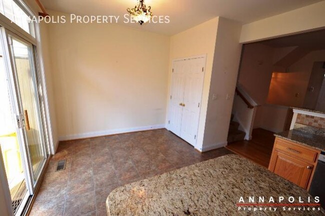 Building Photo - 828 Stonehurst Ct