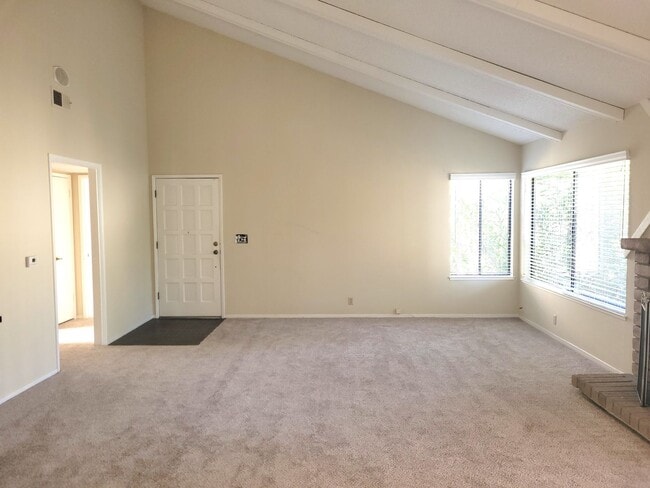 Building Photo - Saratoga 2 Bedroom Upstairs Unit in Great Complex!