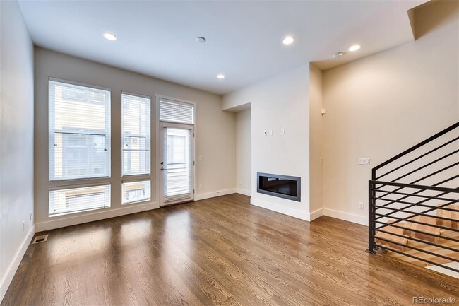 Building Photo - Stunning Modern luxury brownstone in Uptown!