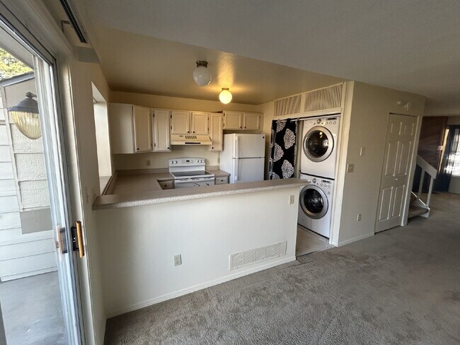 Building Photo - "Charming 2-Bed Condo Retreat with 2.5 Baths in Littleton - 1000 Sq Ft of Comfort!"  Available Now!