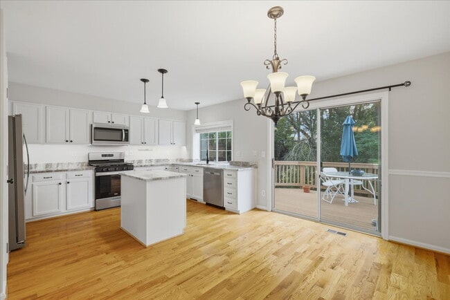 Building Photo - Updated 3BR End-Unit Townhome in Ashburn Farm
