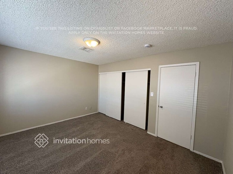 Building Photo - 8027 W Glenrosa Ave