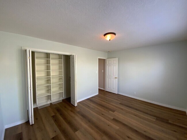 Building Photo - 4 Bedroom Home Available Near Golf Course ...