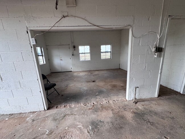 Building Photo - 1575 S Roosevelt Rd 6