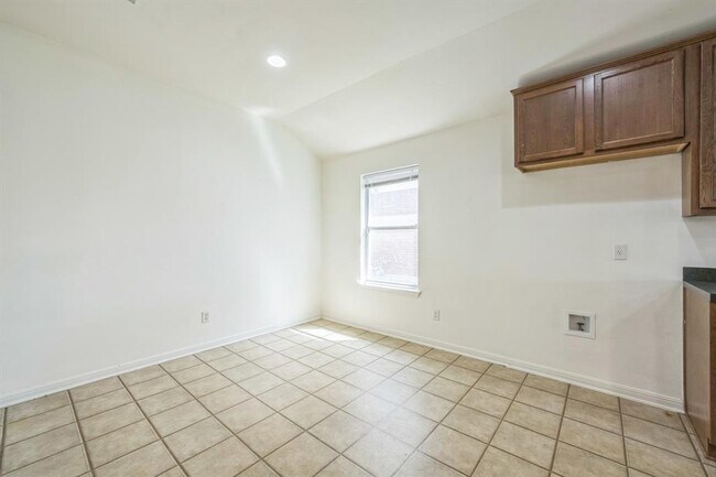 Building Photo - 18509 Sandy Bottom Dr