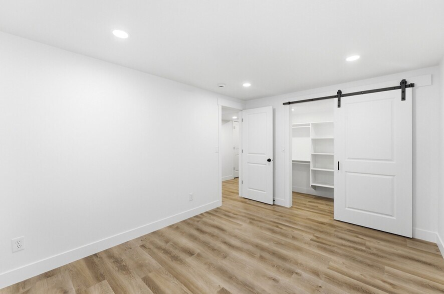 Building Photo - 2432 W Santa Fe Dr