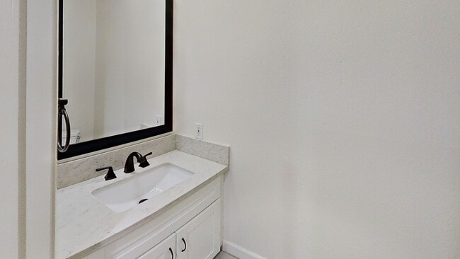 Building Photo - 3/Bedroom Townhouse In Woodland Hills!