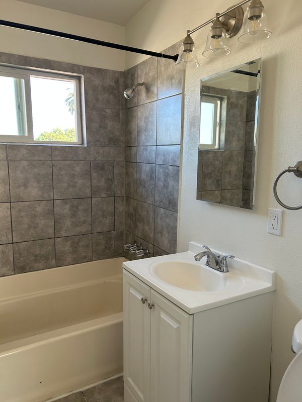 Building Photo - 447 E 61st St