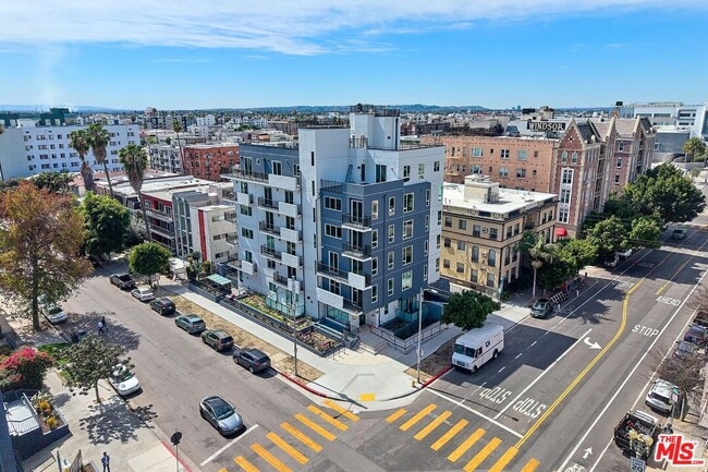 Building Photo - 707 S Berendo St