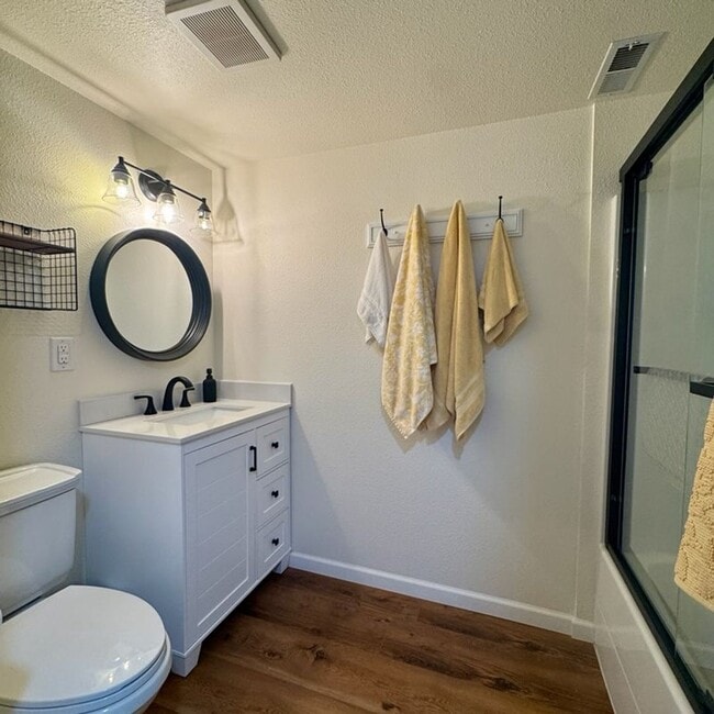 Building Photo - Beautiful lakeview home for rent