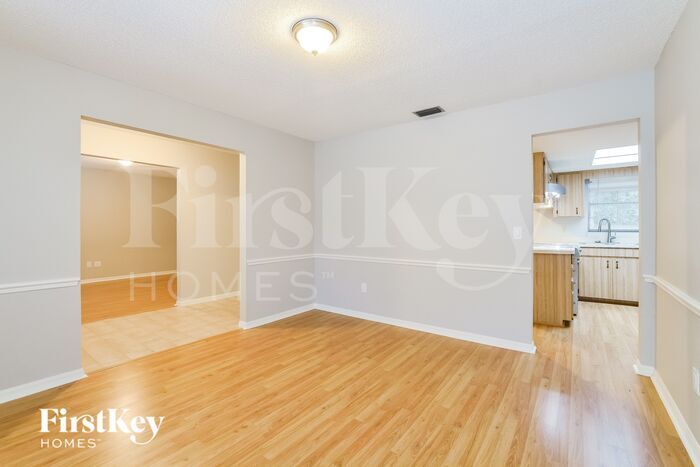 Building Photo - 913 Sylvia Dr