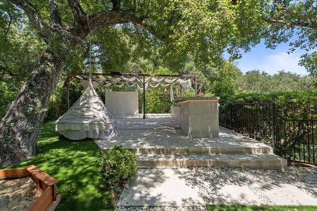 Building Photo - This beautifully updated 4-Bed, 2-Bath Home in Glenoaks Canyon is now available!