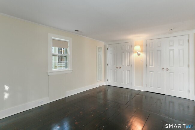 Building Photo - 890 Silvermine Rd