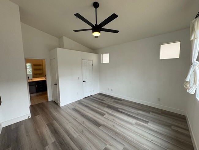 Building Photo - Spacious & Modern 3 Bedroom Home in Beauti...