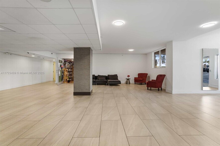 Building Photo - 7501 E Treasure Dr