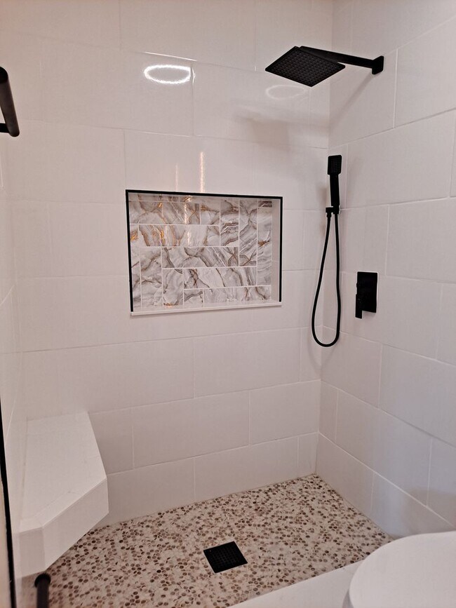 Building Photo - UPDATED 3BR 2BA WITH 2 CAR GARAGE FOR RENT