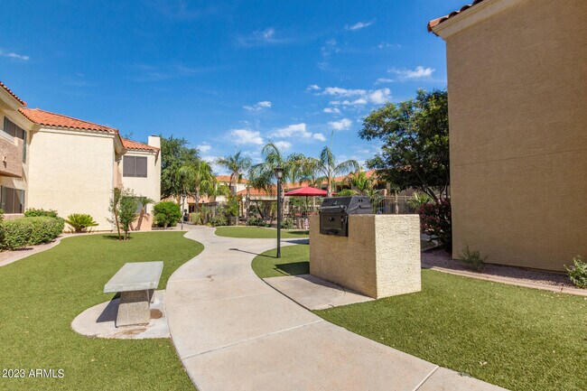Building Photo - 9990 N Scottsdale Rd